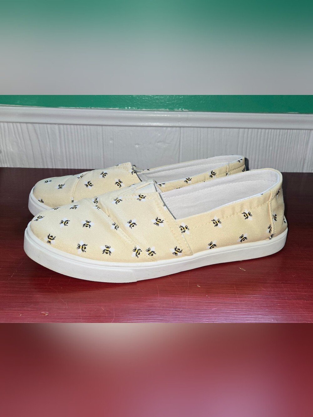 Isaac Muzrahi NY Cream Slip On Black Yellow Bumblebee Pattern Canvas Shoes 10